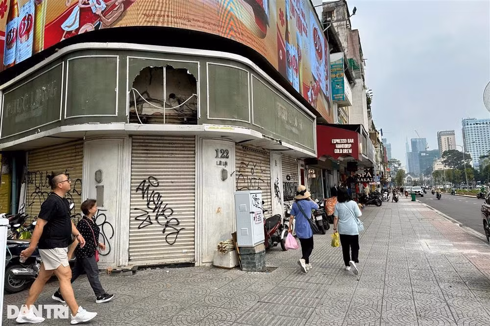 Một mặt bằng khác với diện tích nhỏ hơn là 200m2, ngang 5m dài 40m, được rao giá cho thuê 230 triệu đồng/tháng (có thể thương lượng). Môi giới nói chủ nhà muốn cho thuê hợp đồng dài hạn.