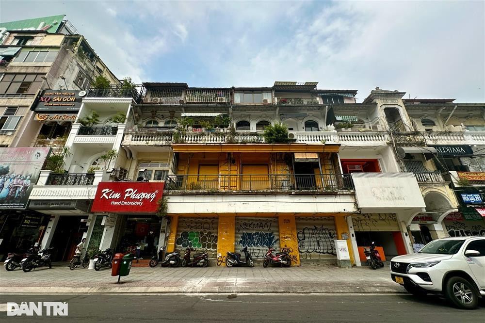 Theo khảo sát, giá thuê mặt bằng khu vực Lê Lợi không có giá dưới 100 triệu đồng/m2 bởi đều có diện tích lớn. Những căn đối diện trung tâm thương mại (Saigon Center) có mức giá cho thuê cao hơn hẳn, hoặc căn góc, 2 mặt tiền, nhà mới... được rao giá tốt hơn. Tuy nhiên, trái ngược với giá thuê cao, khu vực này lại có nhiều mặt bằng bỏ trống, đóng cửa im ỉm và tìm khách thuê trong nhiều tháng qua nhưng chưa thể lấp đầy.