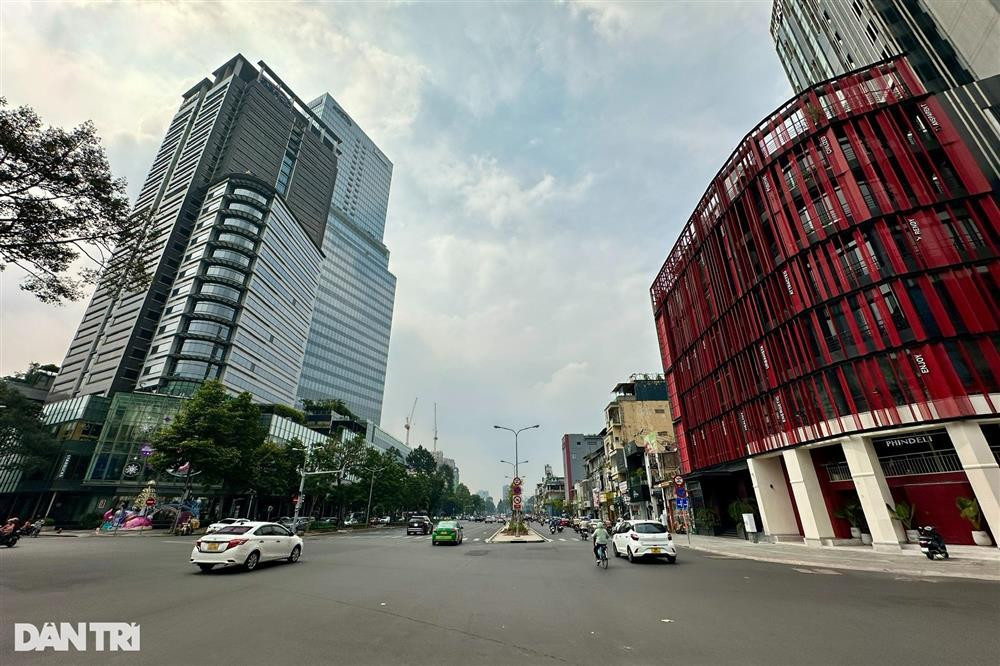 Một nhà mặt tiền diện tích 900m2, bề ngang 15m chiều dài 60m được rao giá thuê 600 triệu đồng/tháng (20 triệu/ngày). Một mặt bằng khác, vị trí 2 mặt tiền Lê Lợi - Nam Kỳ Khởi Nghĩa có diện tích 25x24m (600m2), kết cấu 1 hầm 8 tầng được rao giá cho thuê 360 triệu đồng/tháng (12 triệu/ngày). Môi giới cho biết ký hợp đồng thuê dài hạn, tiền đặt cọc và thanh toán 3 tháng.