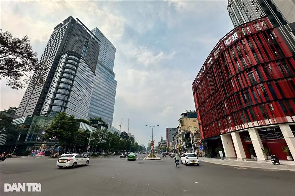 Một nhà mặt tiền diện tích 900m2, bề ngang 15m chiều dài 60m được rao giá thuê 600 triệu đồng/tháng (20 triệu/ngày). Một mặt bằng khác, vị trí 2 mặt tiền Lê Lợi - Nam Kỳ Khởi Nghĩa có diện tích 25x24m (600m2), kết cấu 1 hầm 8 tầng được rao giá cho thuê 360 triệu đồng/tháng (12 triệu/ngày). Môi giới cho biết ký hợp đồng thuê dài hạn, tiền đặt cọc và thanh toán 3 tháng.