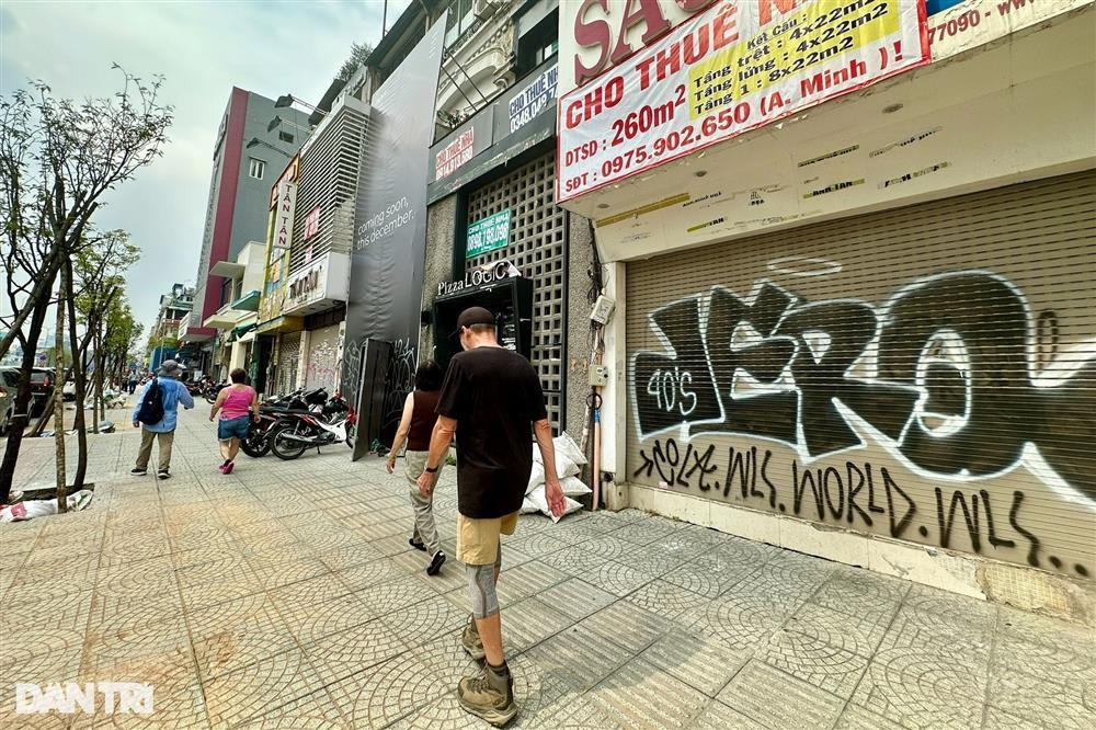 Ngoài ra, chuyên gia chỉ ra xu hướng tiêu dùng của người dân sau dịch Covid cũng thay đổi, dần có thói quen mua sắm trực tuyến hơn là tới trực tiếp các cửa hàng. Một xu hướng nữa là với giá thuê mặt bằng đắt đỏ, các cửa hàng cũng "dạt" ra các khu vực lân cận trung tâm để giảm thiểu chi phí.