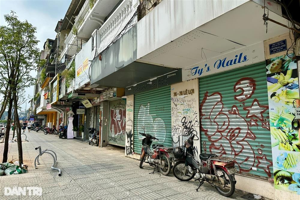 Mặt bằng khác có chiều ngang 8m, dài 20m (diện tích 160m2) được rao cho thuê 190 triệu đồng/tháng. Căn nhà 1 trệt 7 lầu, môi giới cho biết chủ nhà ưu tiên khách thuê làm trung tâm mỹ phẩm, thời trang hay nha khoa.