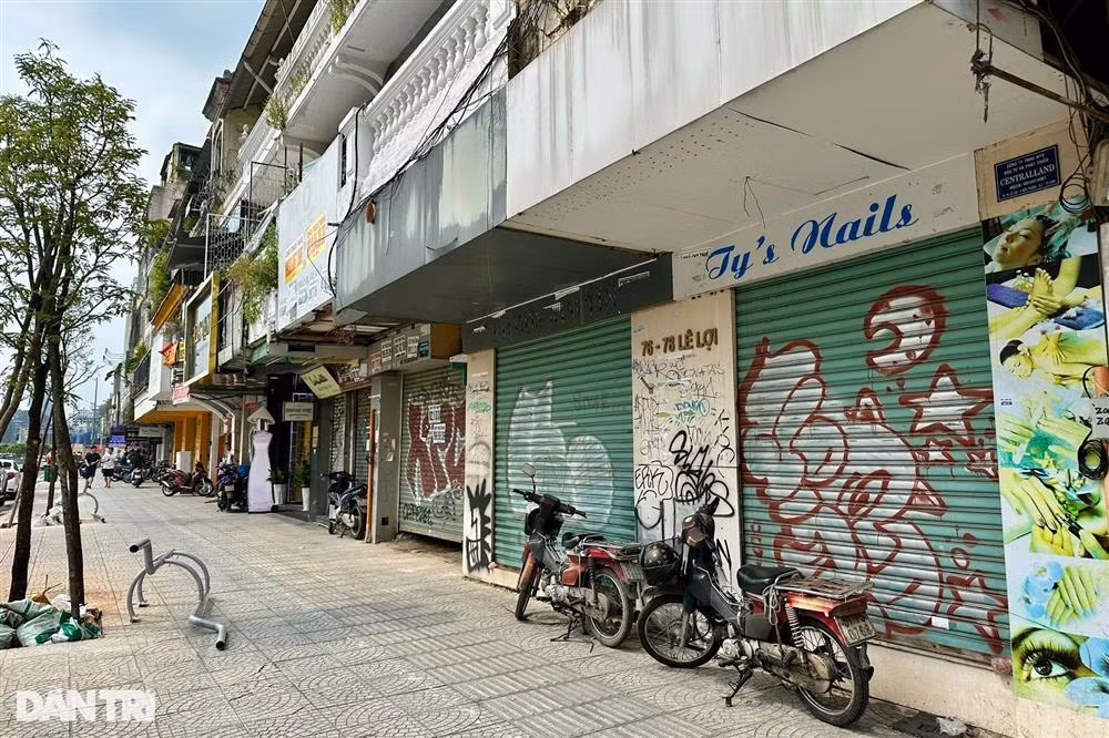 Mặt bằng khác có chiều ngang 8m, dài 20m (diện tích 160m2) được rao cho thuê 190 triệu đồng/tháng. Căn nhà 1 trệt 7 lầu, môi giới cho biết chủ nhà ưu tiên khách thuê làm trung tâm mỹ phẩm, thời trang hay nha khoa.