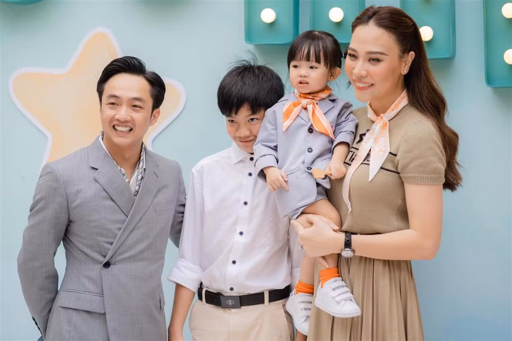 Ai nu 2 tuoi khong khac gi Dam Thu Trang khi mac vest