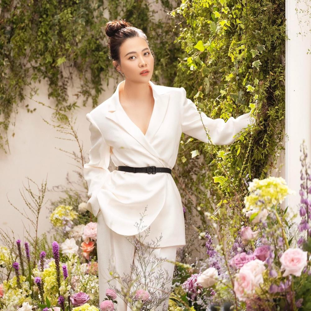 Ai nu 2 tuoi khong khac gi Dam Thu Trang khi mac vest-Hinh-7