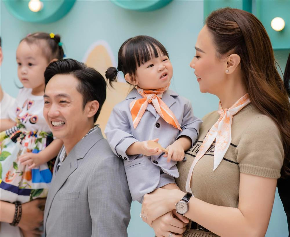 Ai nu 2 tuoi khong khac gi Dam Thu Trang khi mac vest-Hinh-2