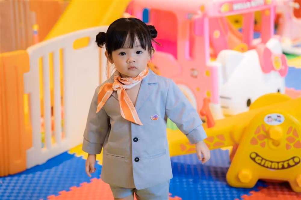 Ai nu 2 tuoi khong khac gi Dam Thu Trang khi mac vest-Hinh-4