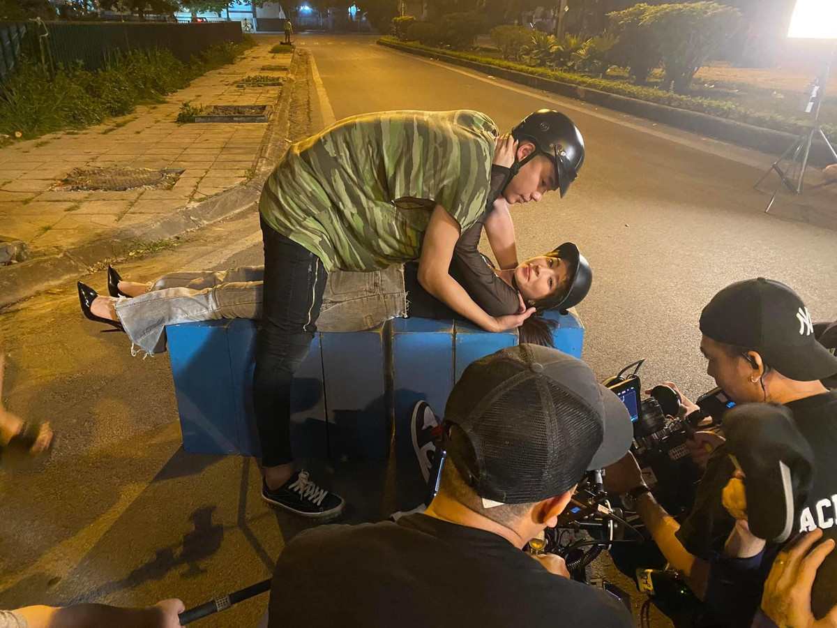 Hau truong canh Quynh Nga hon ban dien kem 5 tuoi giua duong-Hinh-4