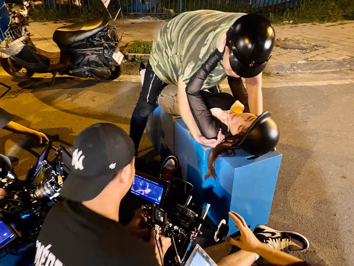 Hau truong canh Quynh Nga hon ban dien kem 5 tuoi giua duong-Hinh-5