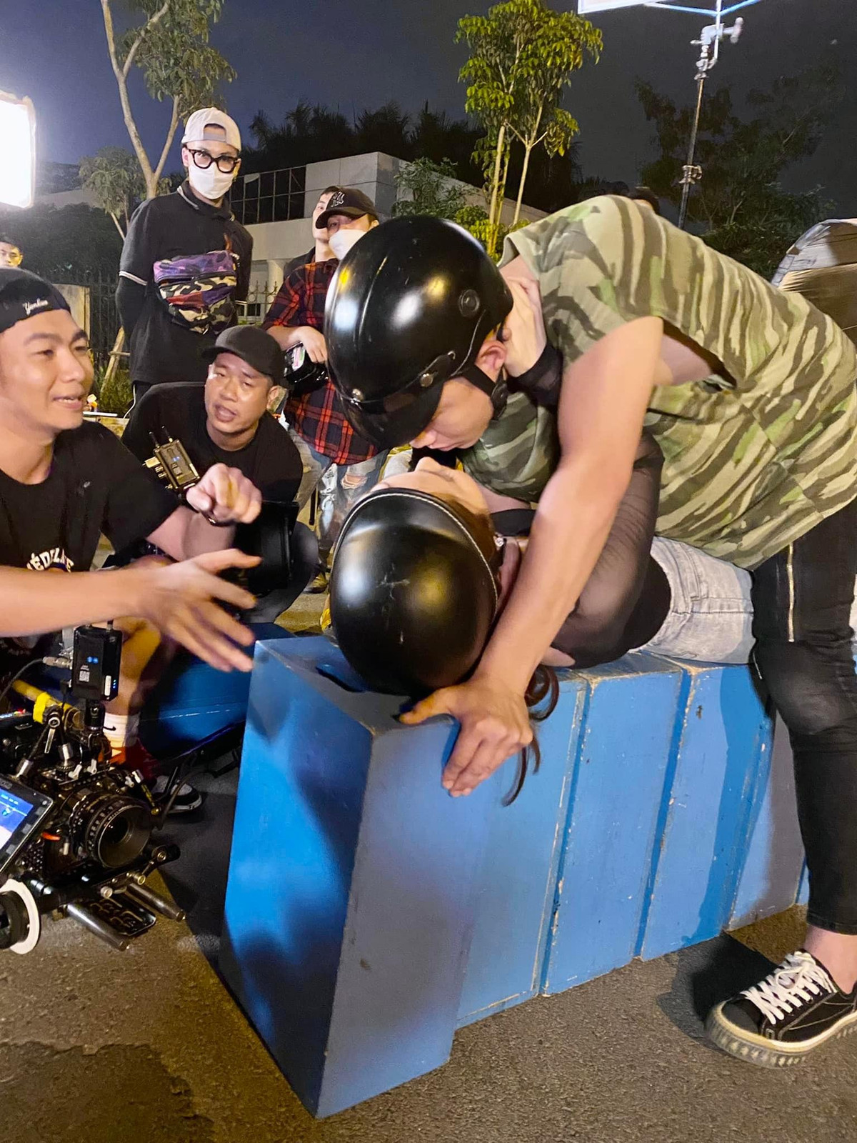 Hau truong canh Quynh Nga hon ban dien kem 5 tuoi giua duong-Hinh-7