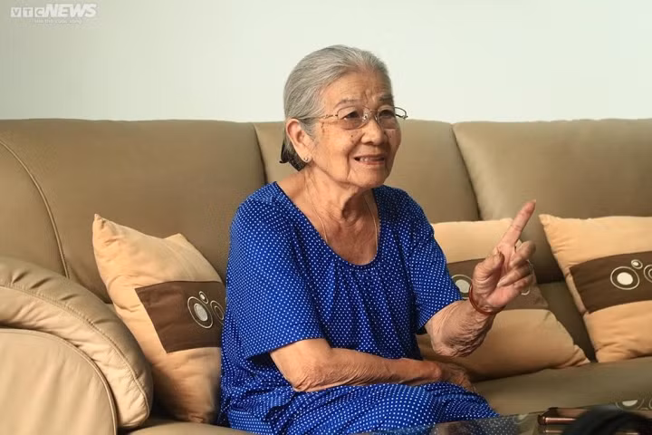 NSUT Phi Dieu: Tuoi 91 van tu chay xe may di dien, dao pho