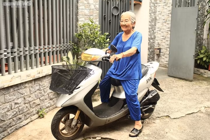 NSUT Phi Dieu: Tuoi 91 van tu chay xe may di dien, dao pho-Hinh-7