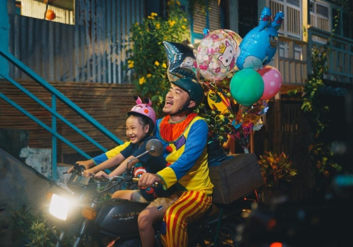 Be gai lay nuoc mat khan gia 'Dan choi khong so con roi' la ai?