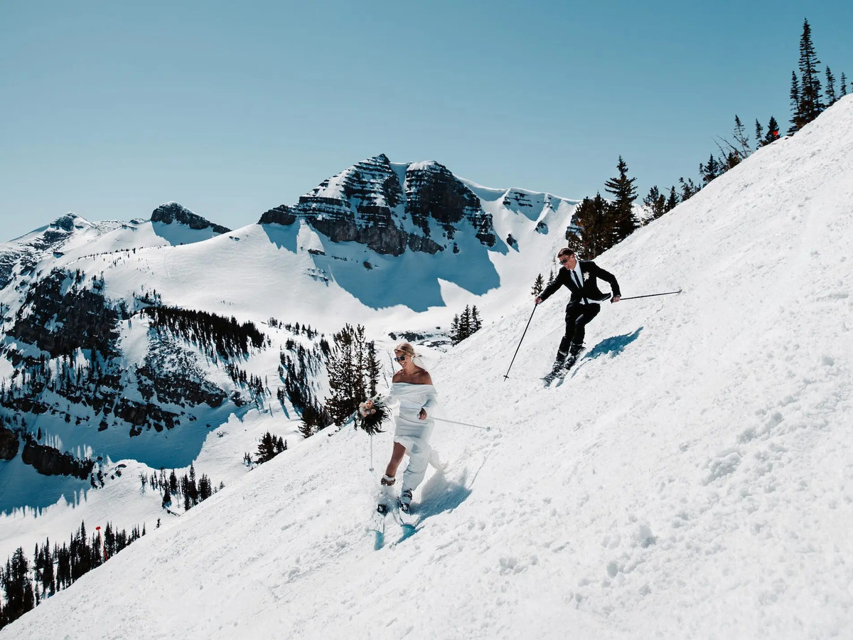 Truot tuyet tu dinh nui 1.260 m trong trang phuc cuoi-Hinh-4