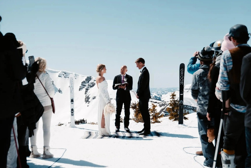 Truot tuyet tu dinh nui 1.260 m trong trang phuc cuoi-Hinh-5