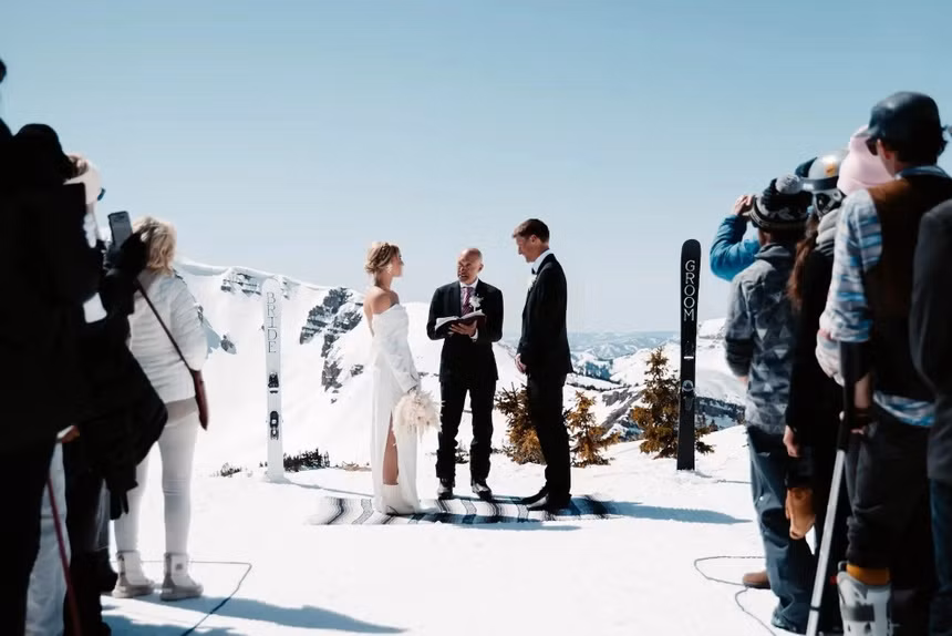 Truot tuyet tu dinh nui 1.260 m trong trang phuc cuoi-Hinh-5