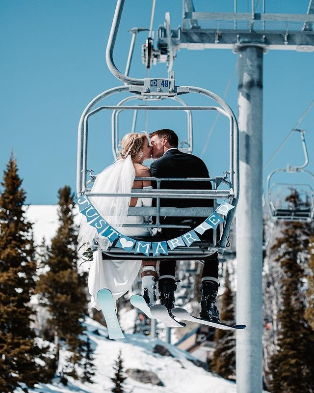 Truot tuyet tu dinh nui 1.260 m trong trang phuc cuoi-Hinh-3