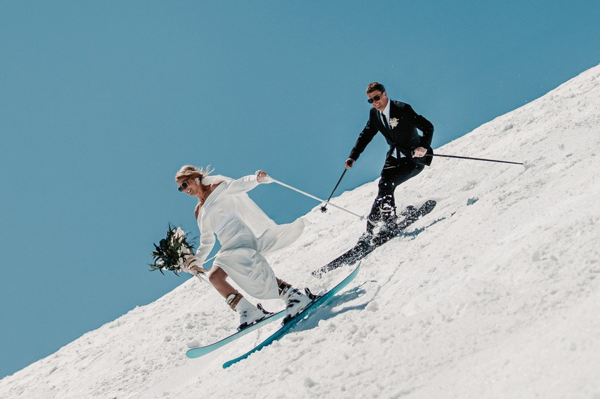 Truot tuyet tu dinh nui 1.260 m trong trang phuc cuoi