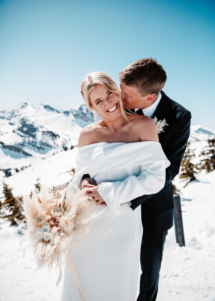 Truot tuyet tu dinh nui 1.260 m trong trang phuc cuoi-Hinh-2