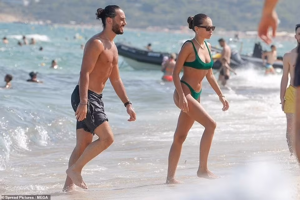 ‘Co gai dep nhat the gioi’ goi cam kho cuong voi bikini