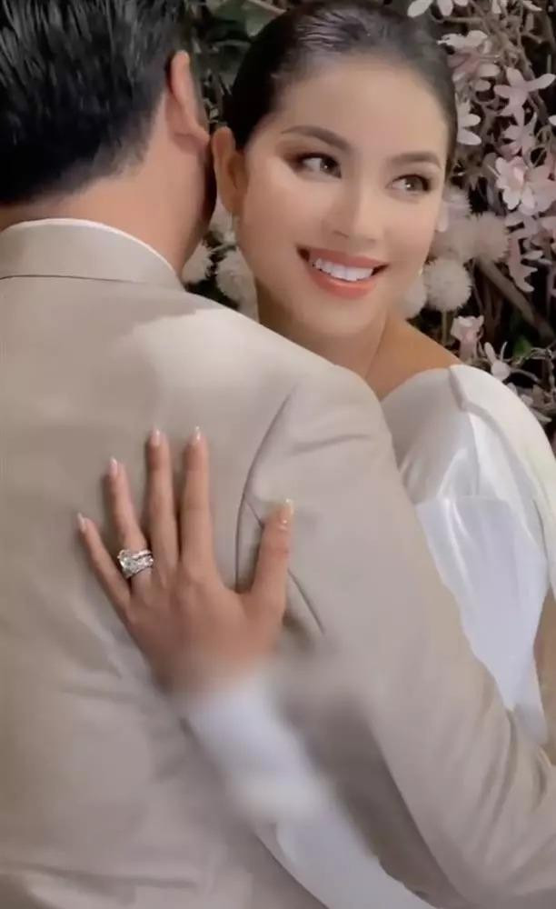 Phạm Hương tiếp tục nhá chồng đại gia, dân mạng: 'Sốt cả ruột' - Hình 4 Pham Huong tiep tuc nha chong dai gia, dan mang: 'Sot ca ruot'-Hinh-4