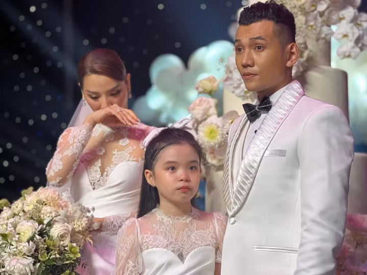 Loat sao Viet cong khai con truoc truyen thong khien du luan ngo ngang-Hinh-6