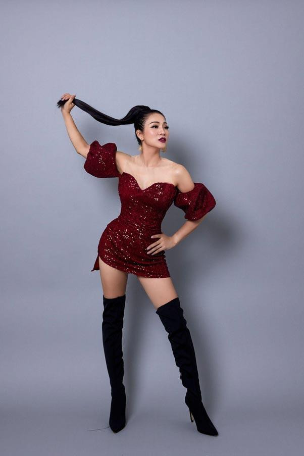 Ca si tiktoker Vu Nhu Nguyet khoe dang U40 nhieu nguoi me-Hinh-3