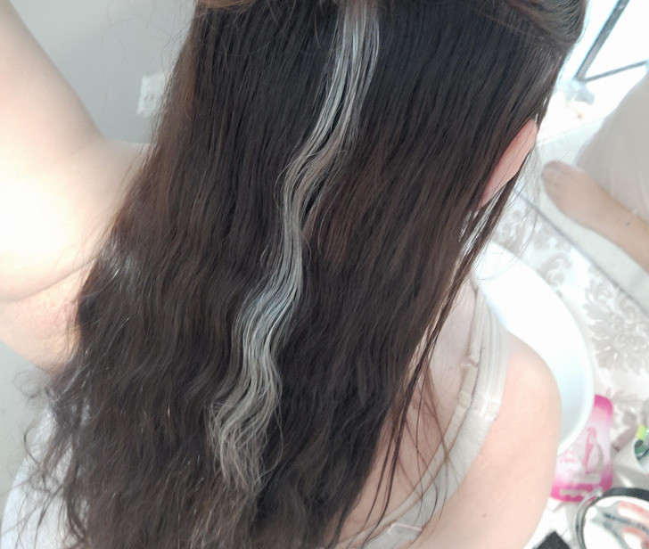 "Một đoạn tóc của tôi có màu khác biệt so với phần còn lại. Càng lớn tôi càng cảm thấy điều này thật tuyệt vời".