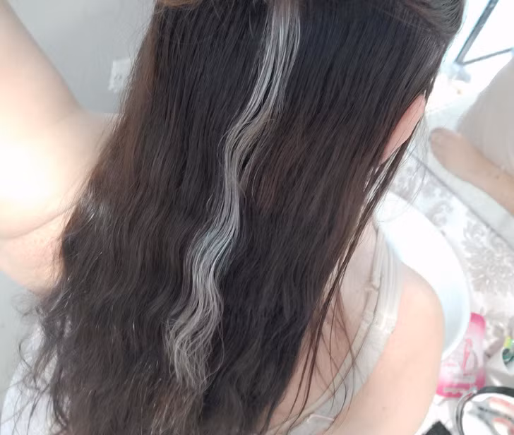 "Một đoạn tóc của tôi có màu khác biệt so với phần còn lại. Càng lớn tôi càng cảm thấy điều này thật tuyệt vời".