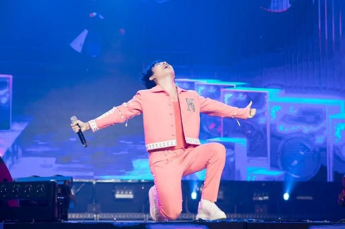 Bi khan gia 'giat mic' khong cho hat, bieu cam Truc Nhan la lam!-Hinh-3