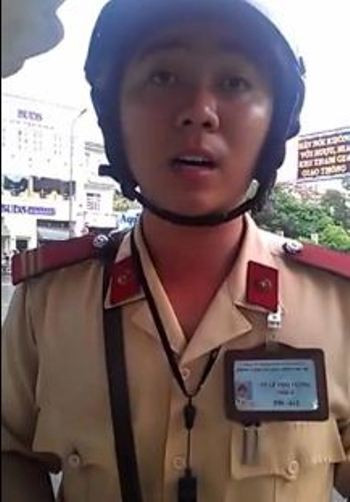 Chiến sĩ CSGT Công an TP.HCM dù "bị" người vi phạm ghi hình và đưa lên mạng nhưng với thái độ hành xử đúng mực đã nhận được sự đồng tình, ủng hộ của cư dân mạng cũng như người dân.