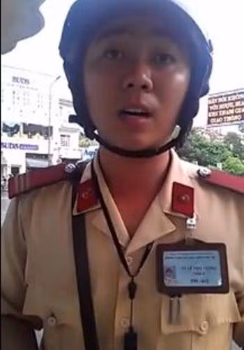 Chiến sĩ CSGT Công an TP.HCM dù "bị" người vi phạm ghi hình và đưa lên mạng nhưng với thái độ hành xử đúng mực đã nhận được sự đồng tình, ủng hộ của cư dân mạng cũng như người dân.