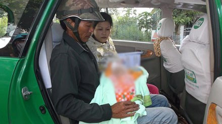 Vợ chồng chị Linh mang con về quê an táng.