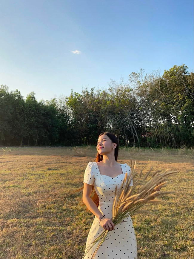 Hot girl Sài thành được nhận xét là ngày càng thăng hạng nhan sắc kể từ sau khi yêu thủ môn Văn Lâm.