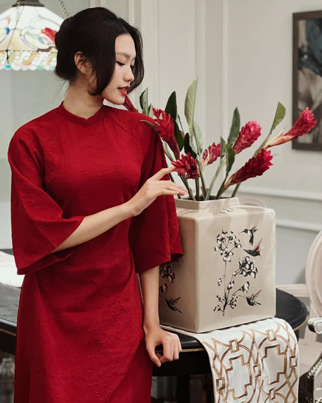 Trong những ngày đón Tết Nhâm Dần, Hải My chia sẻ loạt ảnh diện áo dài đỏ thắm, thu hút sự quan tâm của dân mạng.