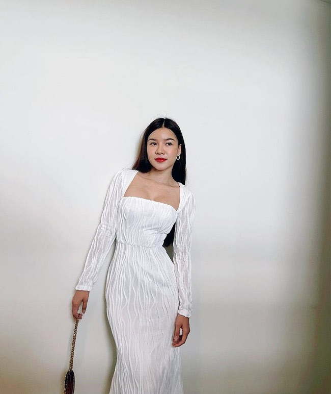 Cô nàng gợi cảm, quyến rũ, gu thời trang cũng sang trọng hơn nhiều.