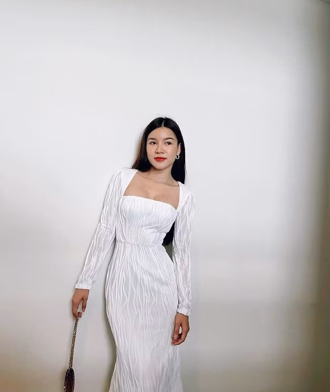 Cô nàng gợi cảm, quyến rũ, gu thời trang cũng sang trọng hơn nhiều.