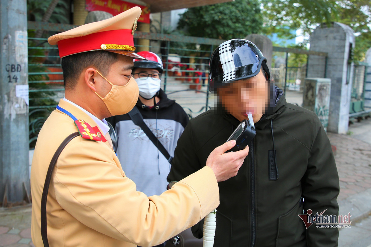 Du xuan khong doi mu bao hiem, nhieu nguoi mang ‘giay phat’ ve nha-Hinh-6