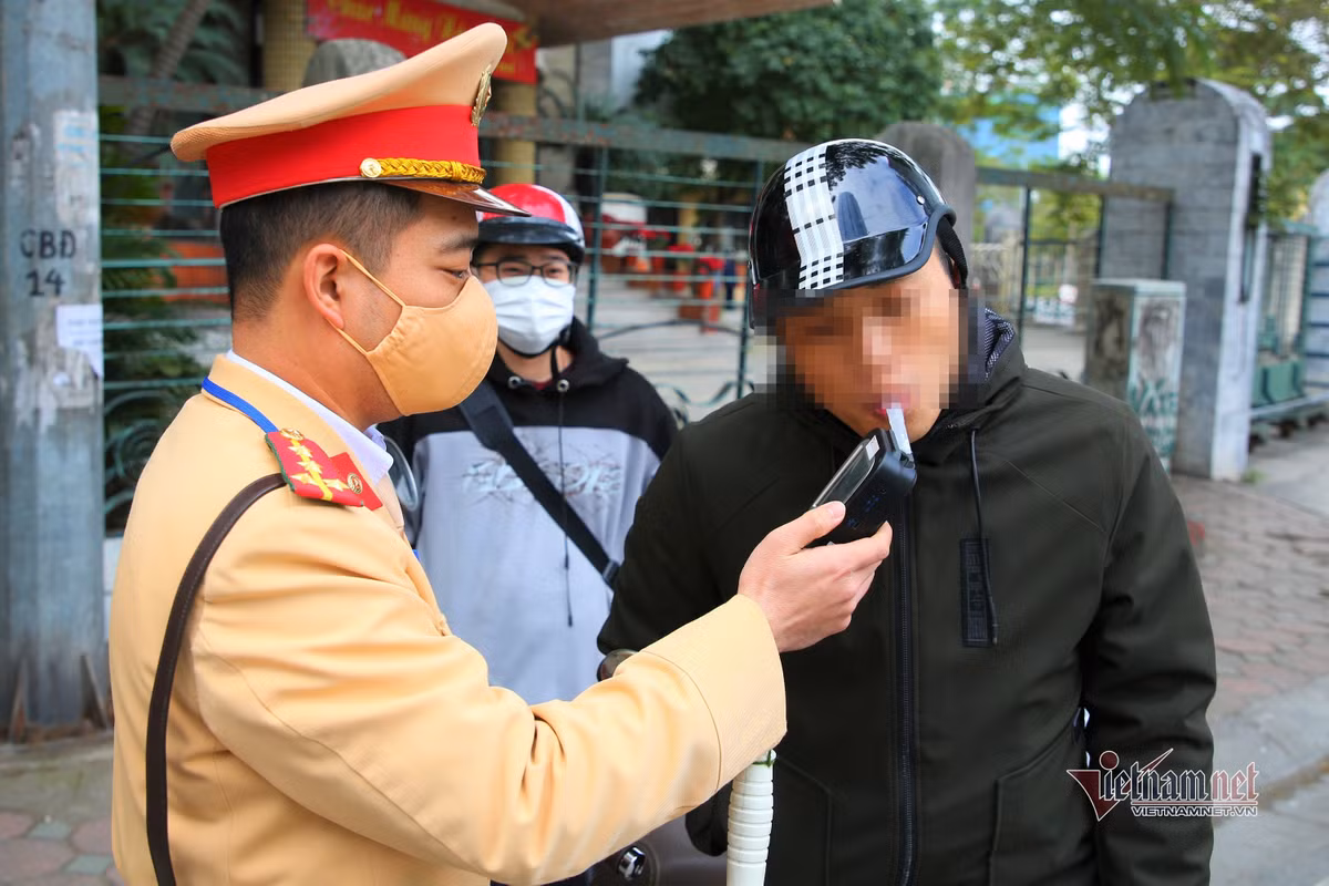 Du xuan khong doi mu bao hiem, nhieu nguoi mang ‘giay phat’ ve nha-Hinh-6