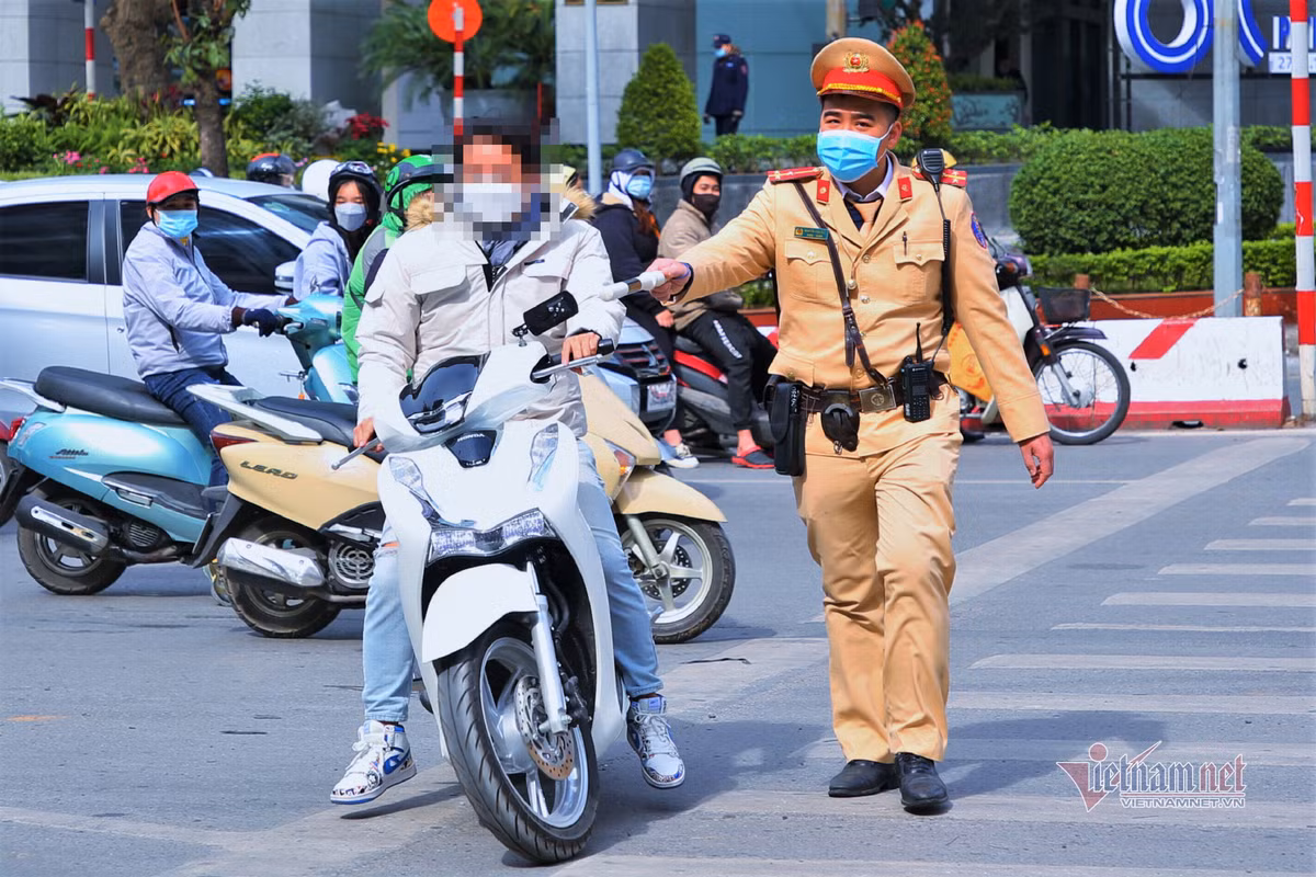 Du xuan khong doi mu bao hiem, nhieu nguoi mang ‘giay phat’ ve nha-Hinh-3