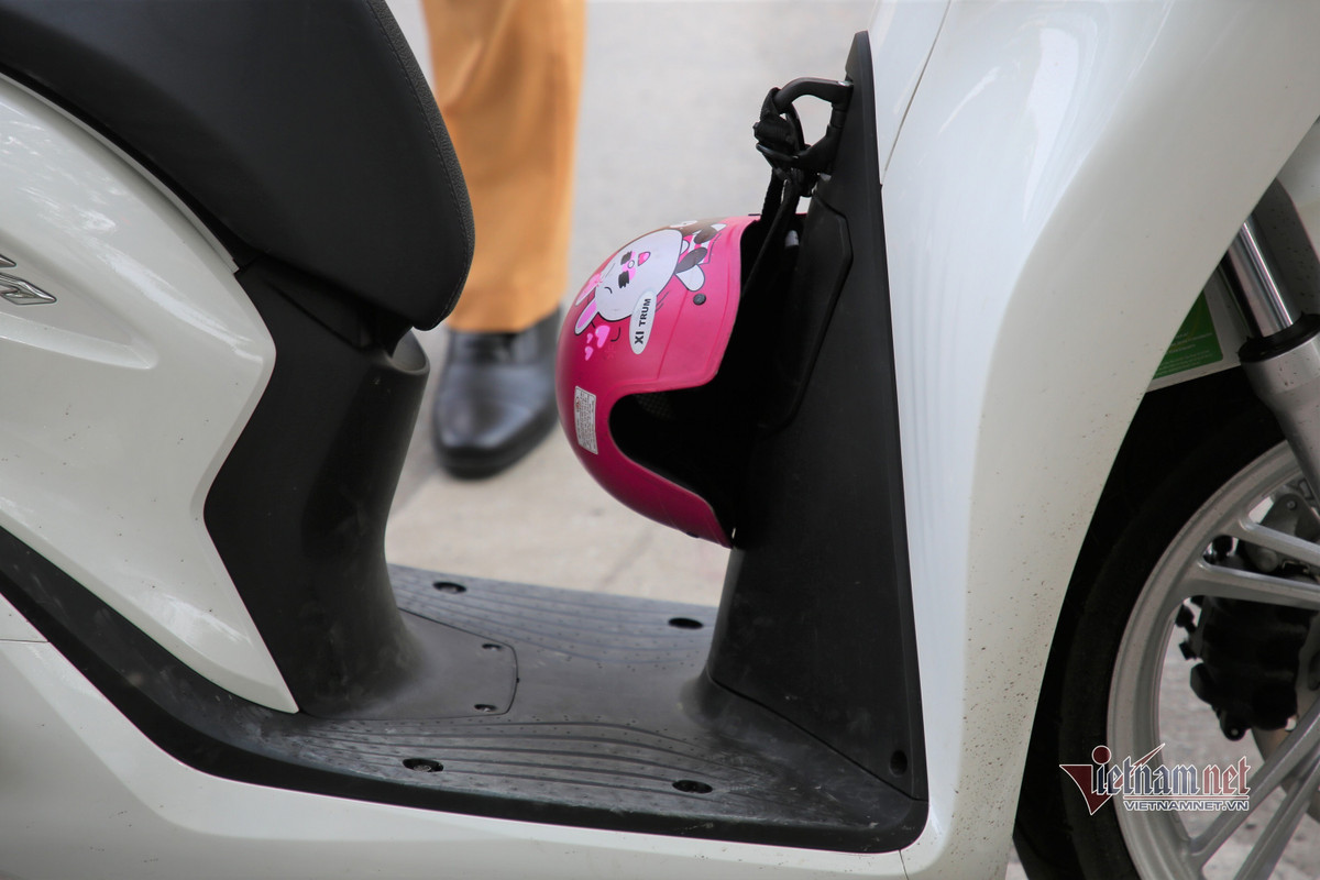 Du xuan khong doi mu bao hiem, nhieu nguoi mang ‘giay phat’ ve nha-Hinh-4