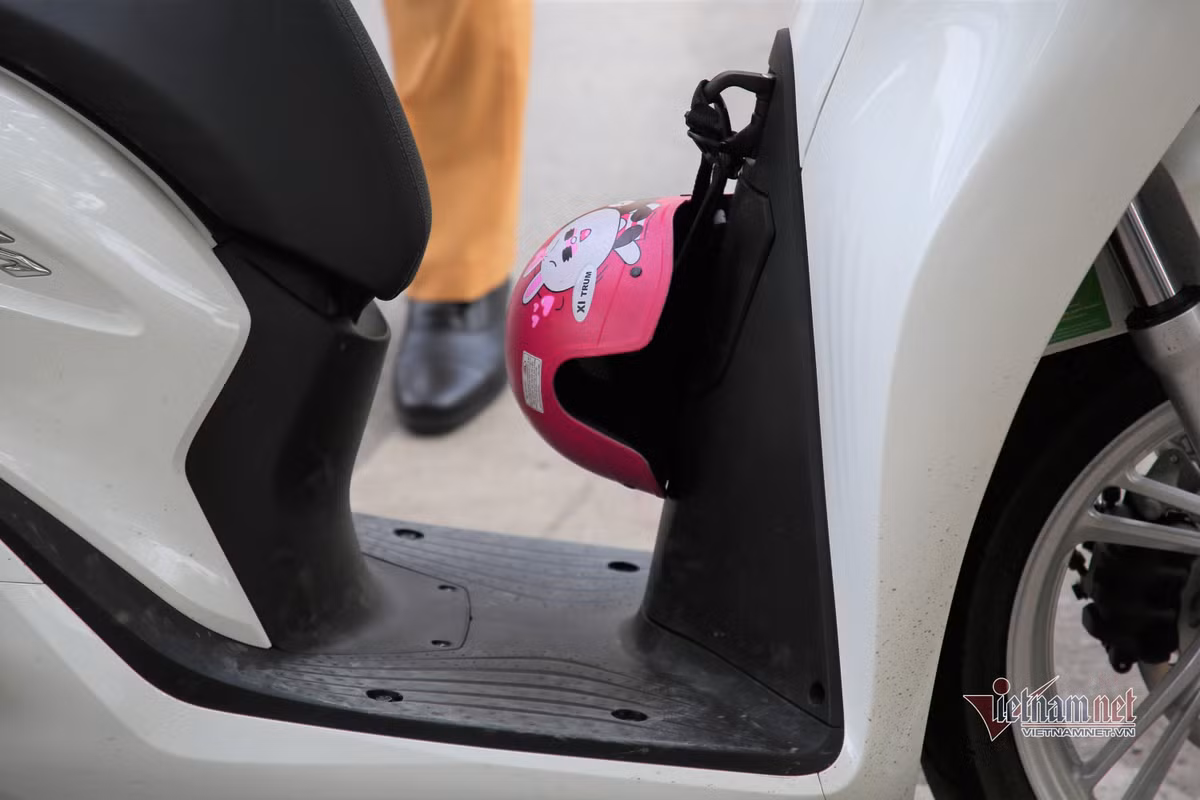 Du xuan khong doi mu bao hiem, nhieu nguoi mang ‘giay phat’ ve nha-Hinh-4