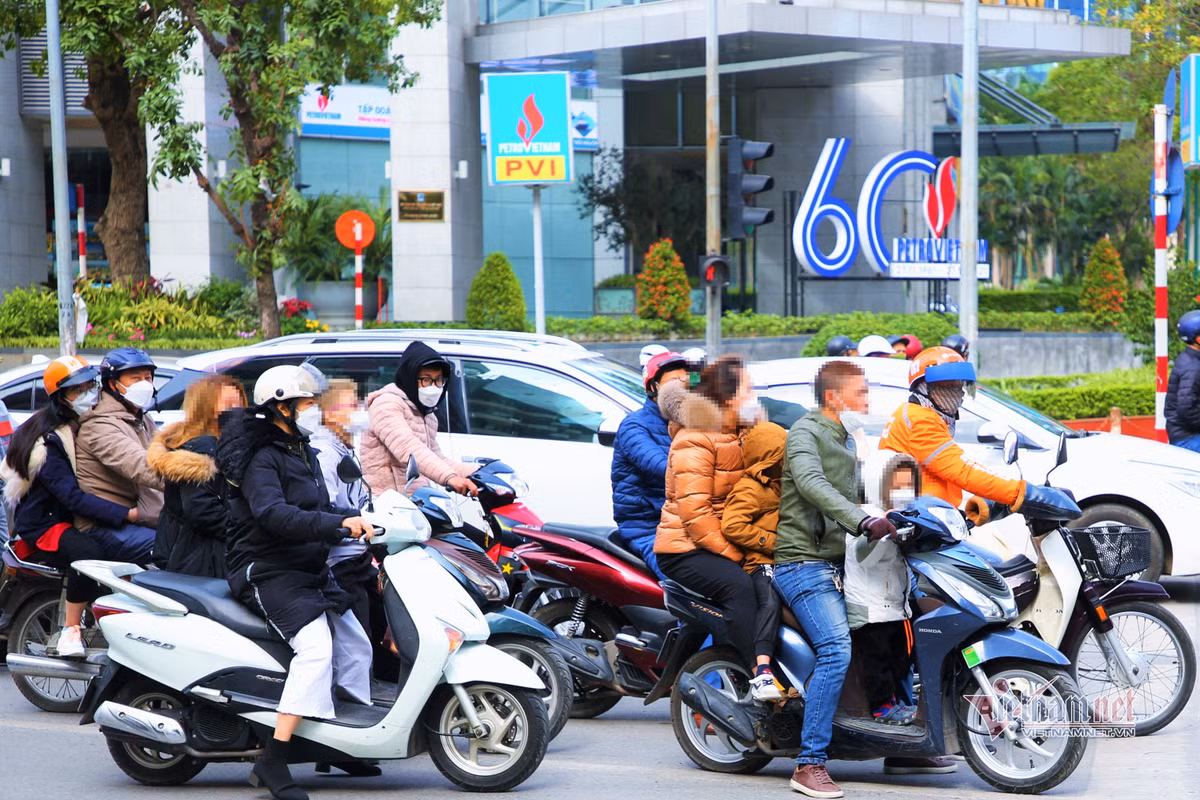 Du xuan khong doi mu bao hiem, nhieu nguoi mang ‘giay phat’ ve nha