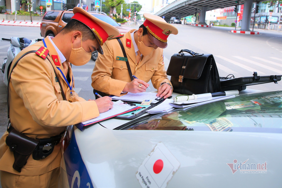 Du xuan khong doi mu bao hiem, nhieu nguoi mang ‘giay phat’ ve nha-Hinh-5