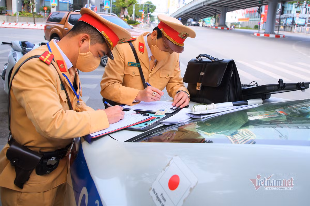 Du xuan khong doi mu bao hiem, nhieu nguoi mang ‘giay phat’ ve nha-Hinh-5