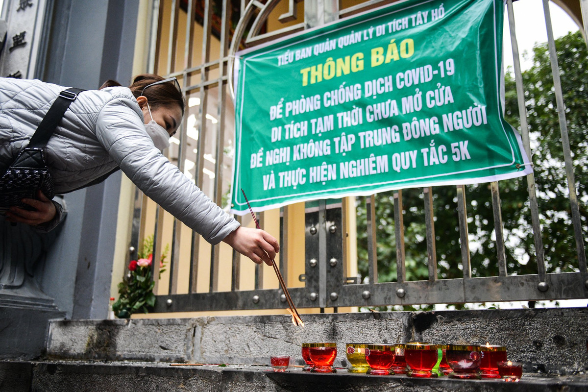 Theo ghi nhận của Zing, phần lớn là những người thường xuyên tới phủ dâng hương đầu năm hoặc các ngày lễ lớn. Cũng có những trường hợp đến nơi mới biết phủ đóng cửa.