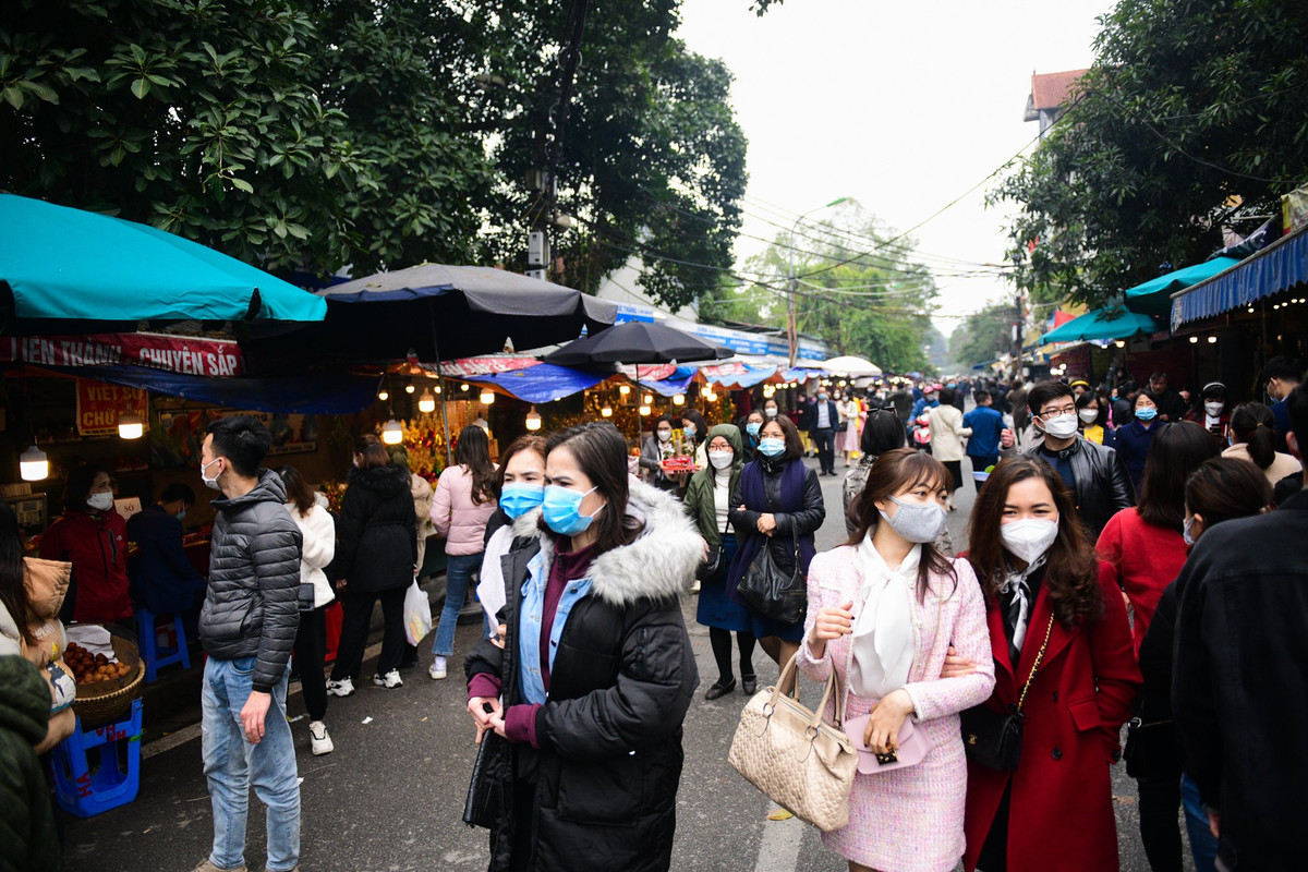 Chiều 7/2, hàng trăm người đổ về phủ Tây Hồ đi lễ trong ngày đầu đi làm, dù nơi này đã treo biển thông báo đóng cửa để phòng chống dịch Covid-19. Phía ngoài các lối vào được dựng rào chắn để cấm ôtô và xe máy.