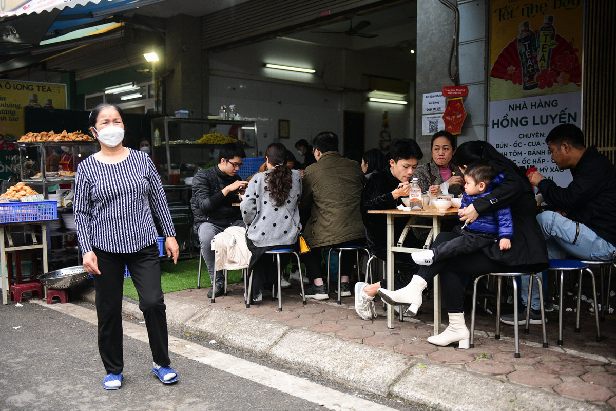 Hàng quán ăn uống xung quanh phủ Tây Hồ cũng đắt khách trong ngày 7/2, khi người dân đi lễ ghé vào để thưởng thức các món bánh đặc sản. Tình trạng đông đúc tại đây chỉ mới xuất hiện từ đầu giờ chiều.