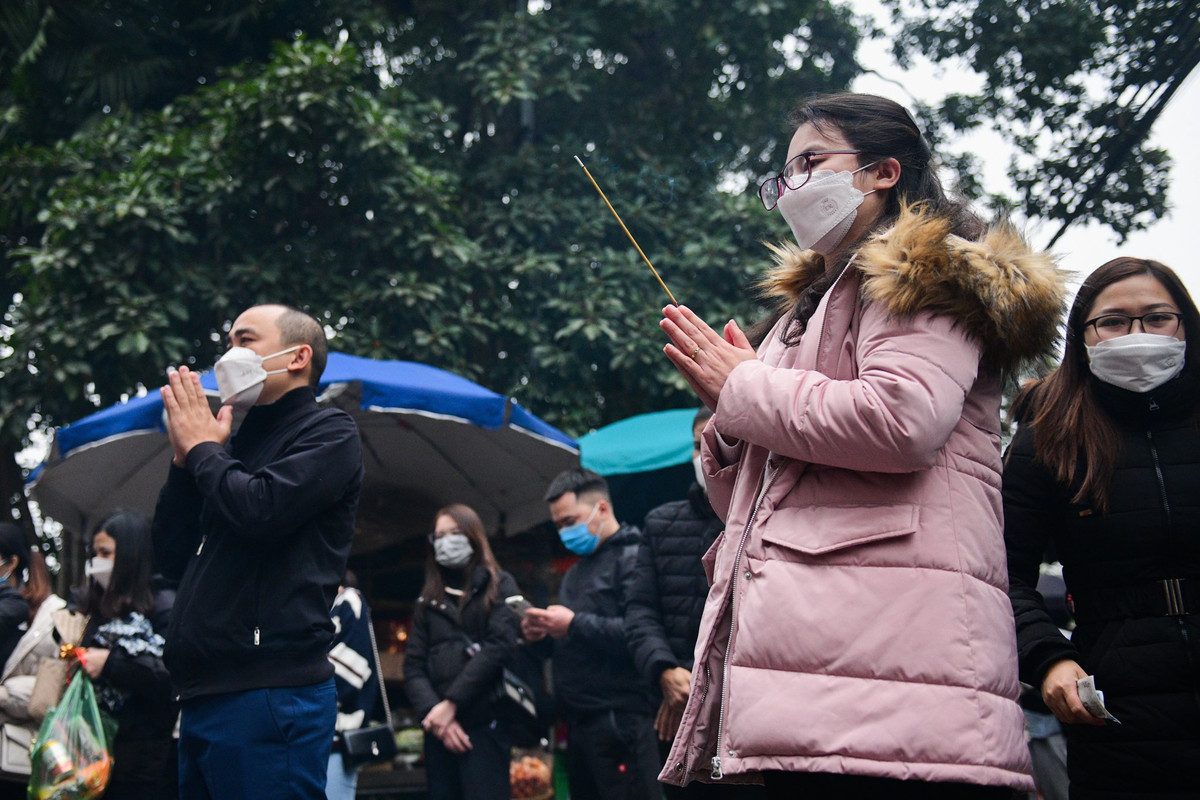 Chị Loan cùng chồng cũng tới cầu may mắn và sức khỏe cho gia đình ngày đầu năm. "Phủ Tây Hồ luôn đông đúc vào ngày đầu năm nhưng không ngờ vái vọng mà vẫn nhiều người đến thế", chị Loan nói.