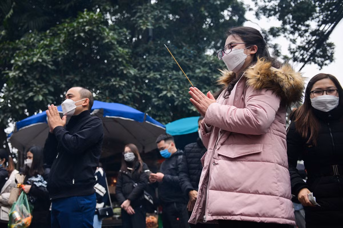 Chị Loan cùng chồng cũng tới cầu may mắn và sức khỏe cho gia đình ngày đầu năm. "Phủ Tây Hồ luôn đông đúc vào ngày đầu năm nhưng không ngờ vái vọng mà vẫn nhiều người đến thế", chị Loan nói.